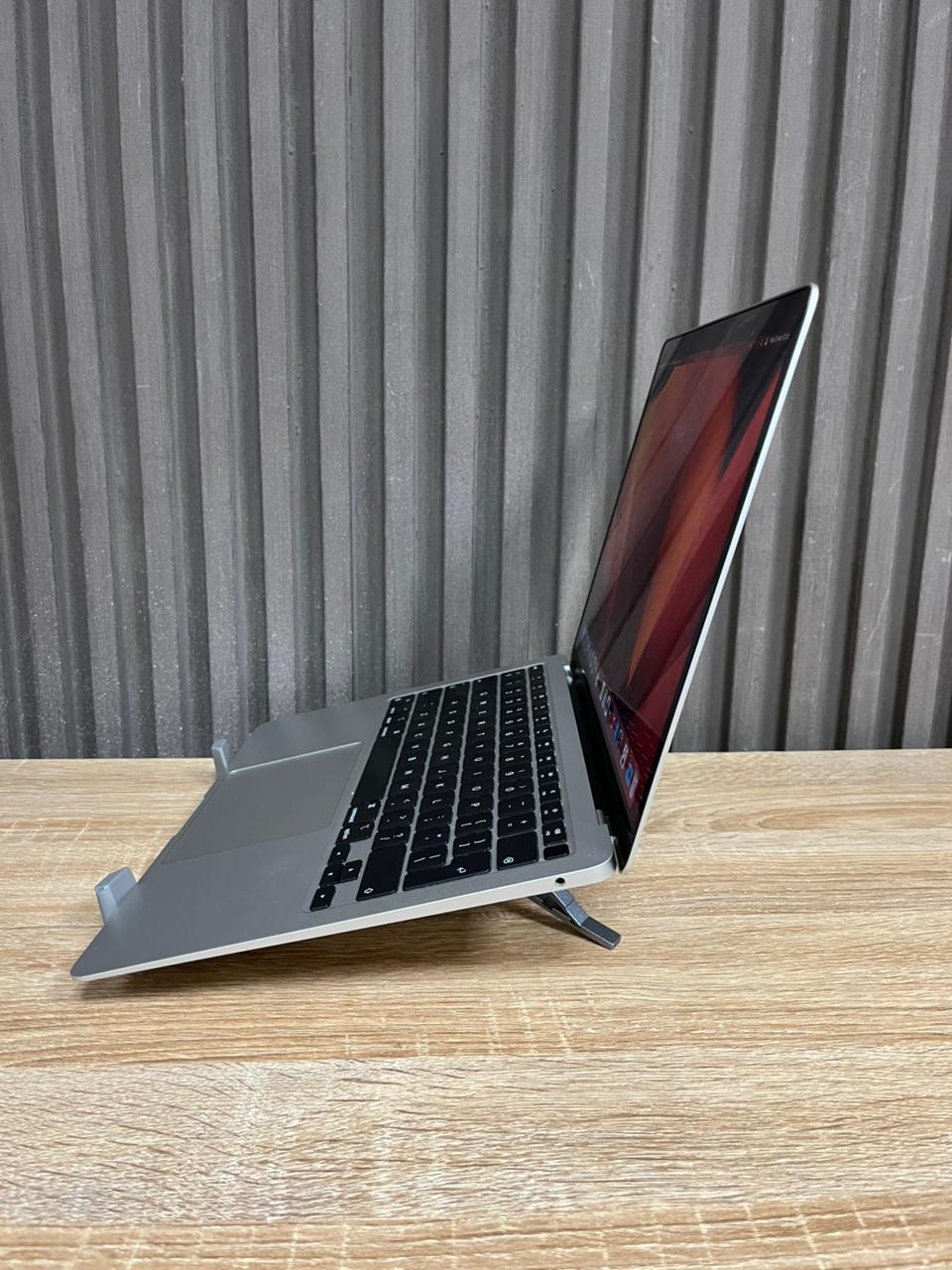MacBook Air M1 (13 inch)  Apple M1 Chip