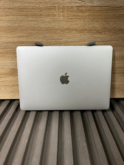 MacBook Air M1 (13 inch)  Apple M1 Chip