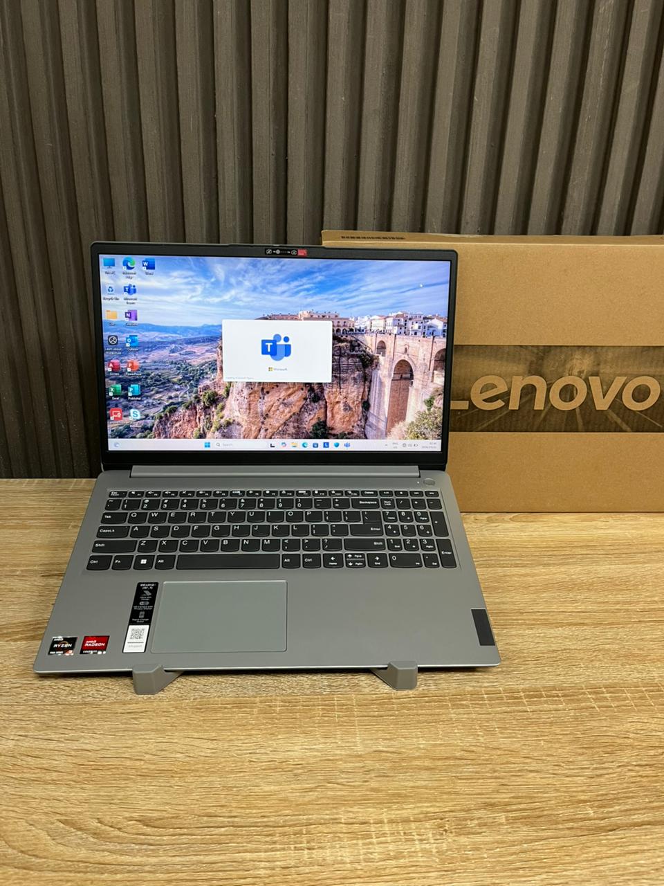 Lenovo Ideapad 1   *NEW CONDITION   AMD Ryzen 3 7320U