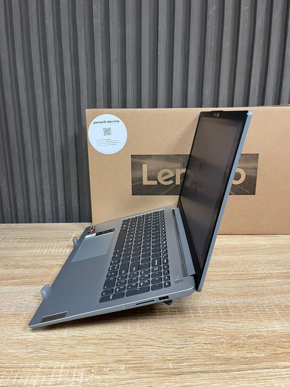 Lenovo Ideapad 1   *NEW CONDITION   AMD Ryzen 3 7320U