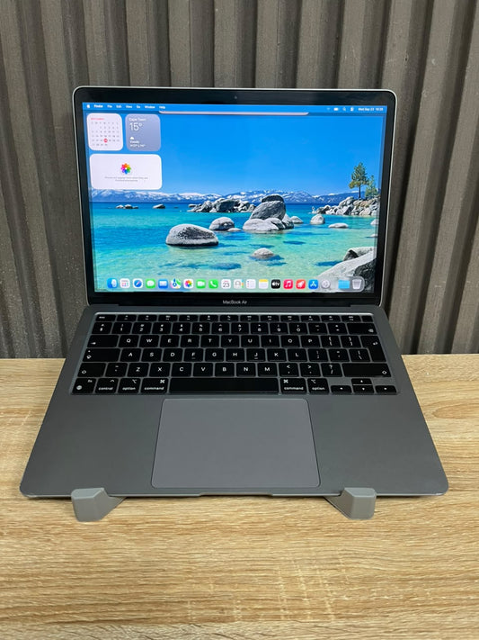 MacBook Air M1 (13 inch)  Apple M1 Chip 8 Core