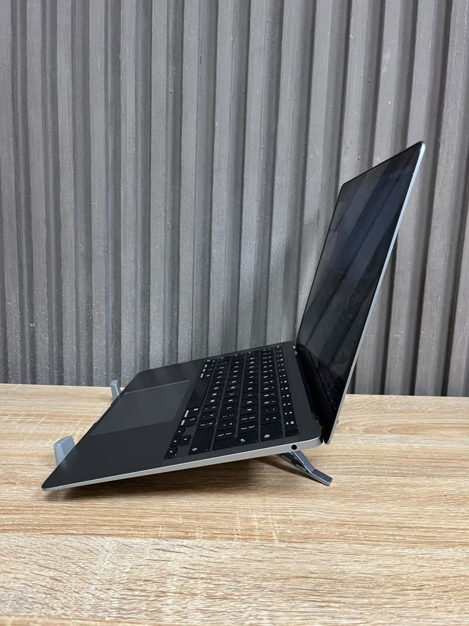 MacBook Air M1 (13 inch)  Apple M1 Chip 8 Core