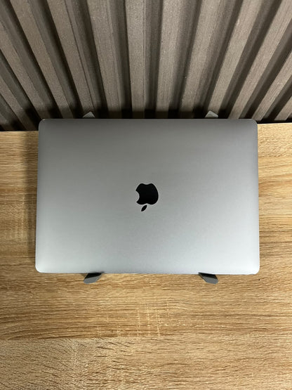 MacBook Air M1 (13 inch)  Apple M1 Chip 8 Core