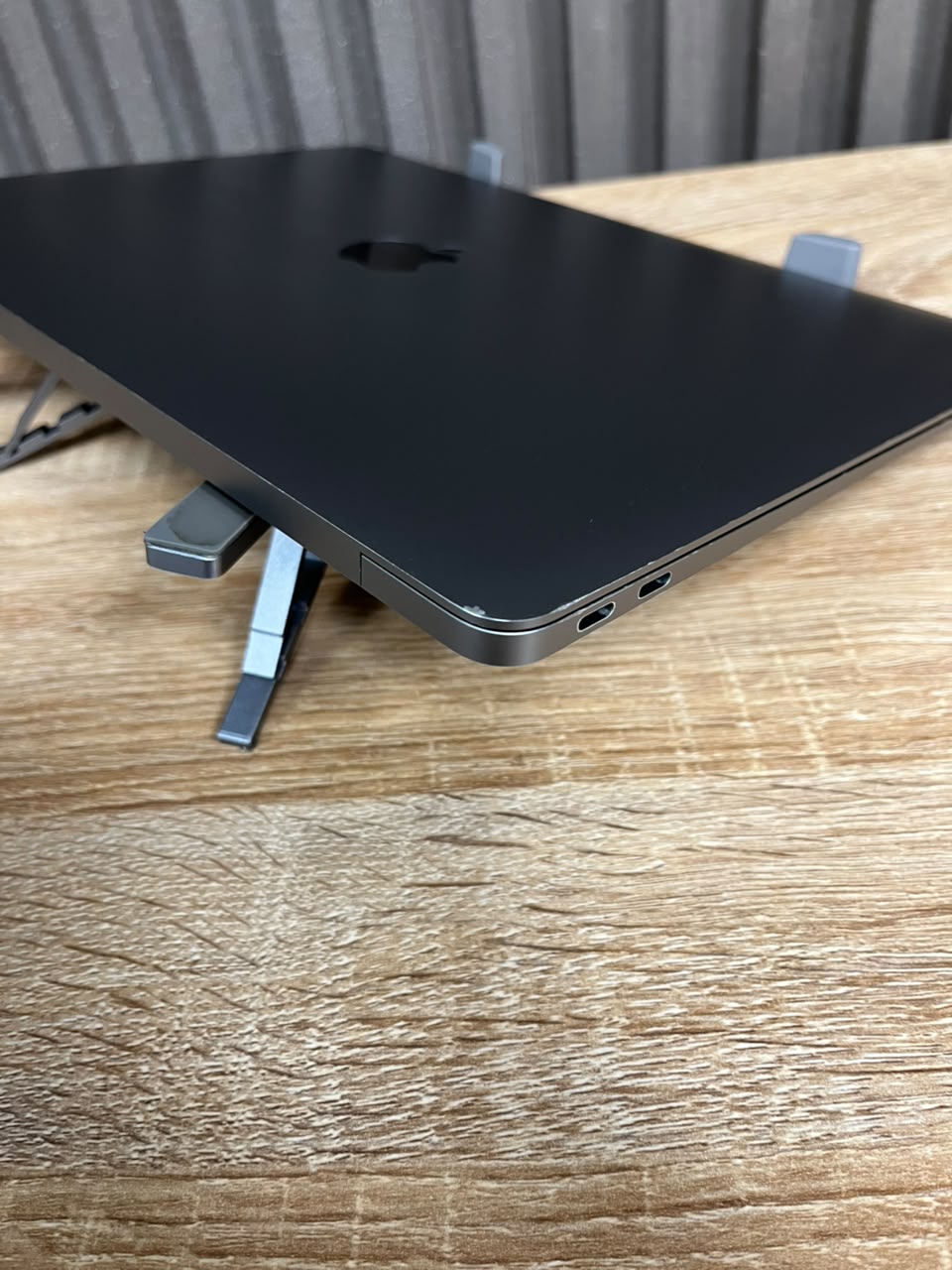 MacBook Air M1 (13 inch)  Apple M1 Chip 8 Core